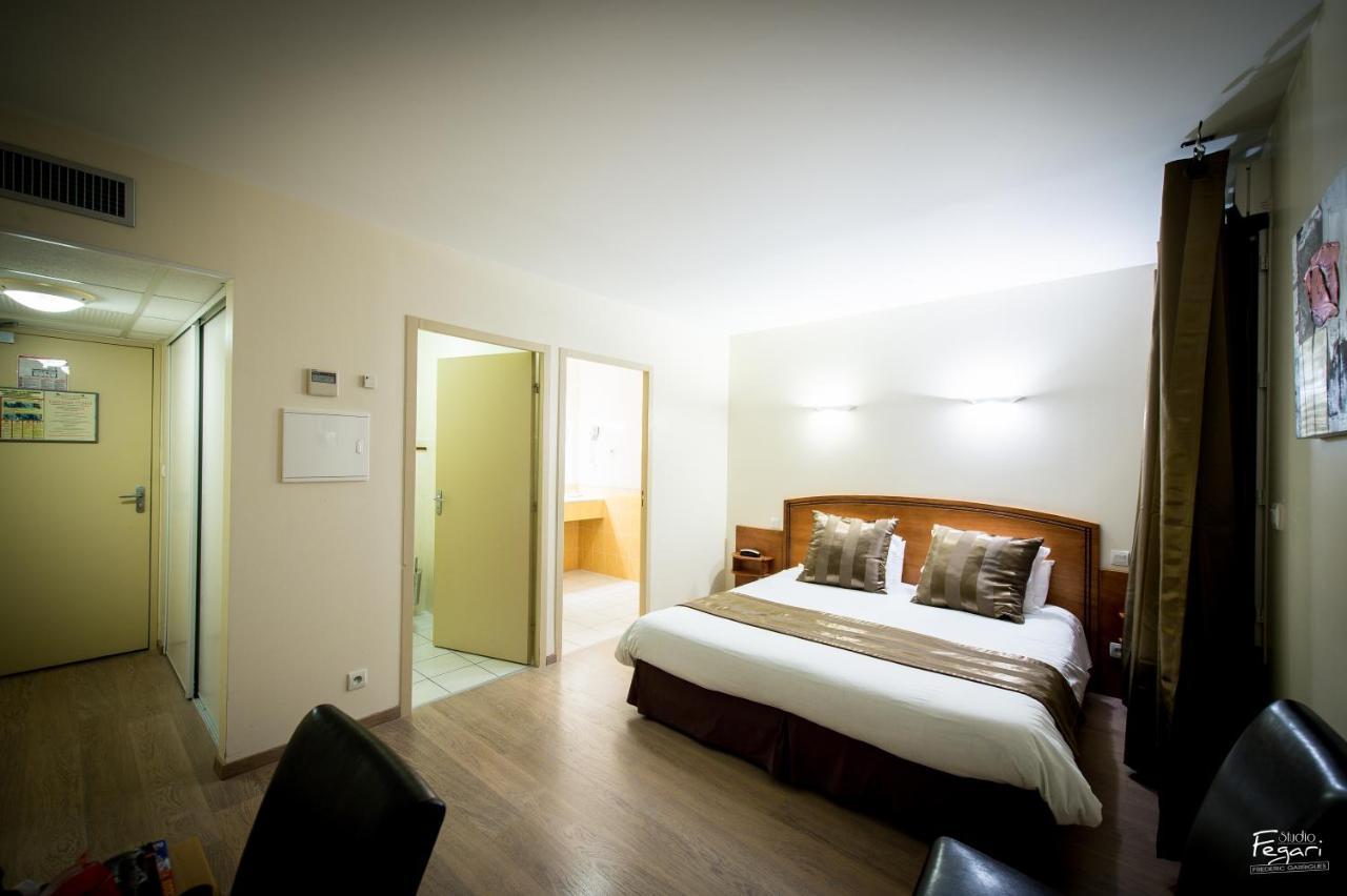 Hotel Le Lion D'Or Saint-Geniez-d'Olt Room photo