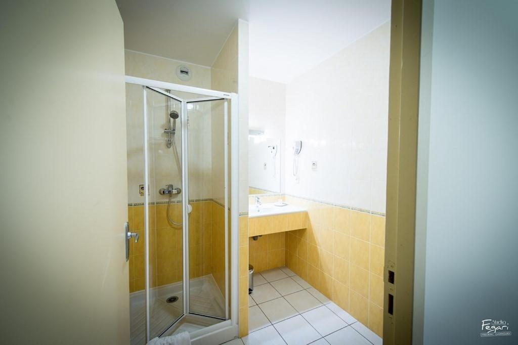 Hotel Le Lion D'Or Saint-Geniez-d'Olt Room photo